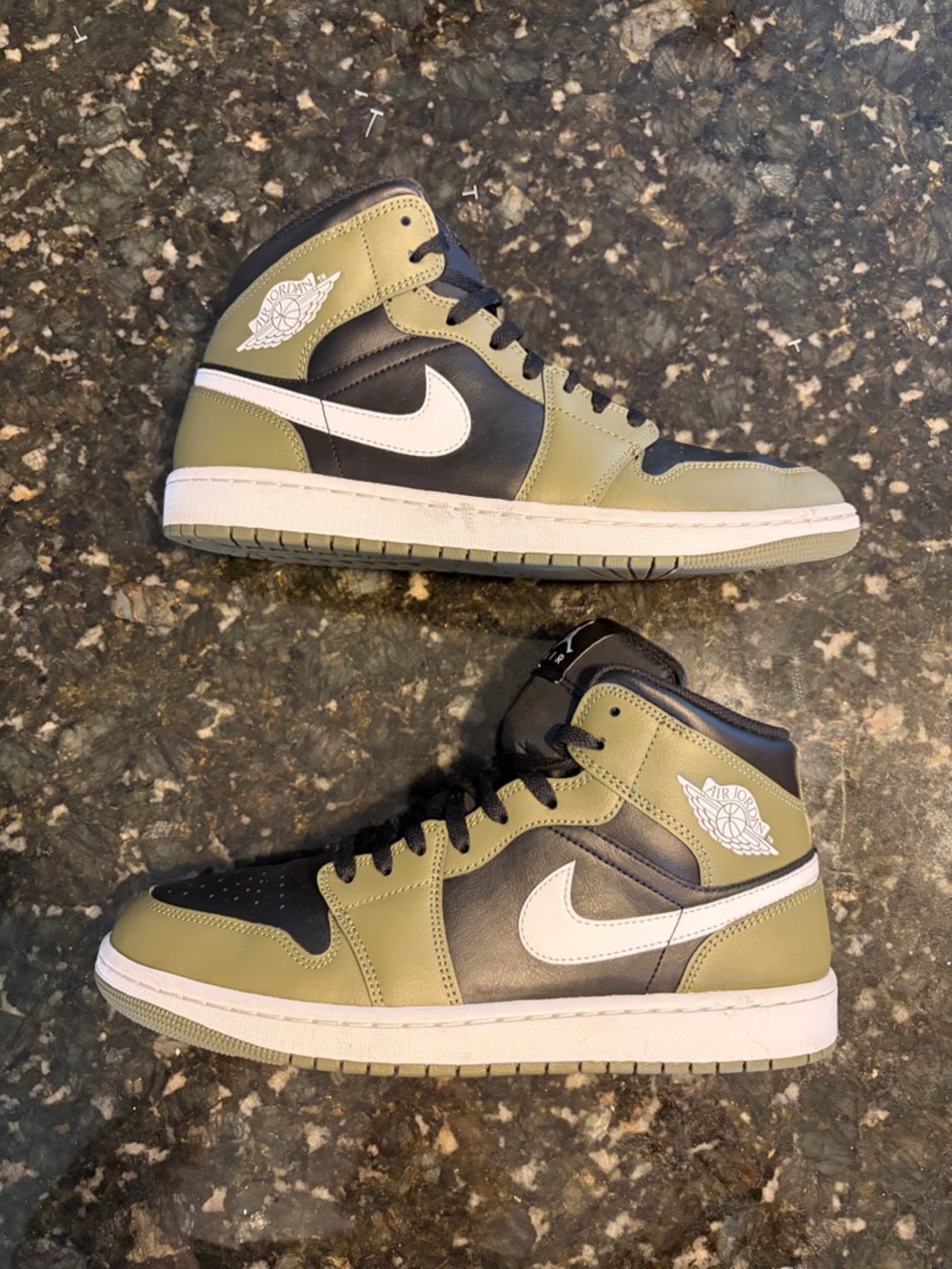 🔥🔥Air Jordan 1 Mid Medium Olive Black White Size 10.5 VNDS 🔥🔥
